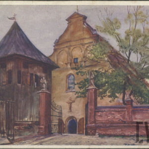 na pierwszym planie drewniany budynek z niewielkimi oknami na planie kwadratu, w głębi budynek sakralny