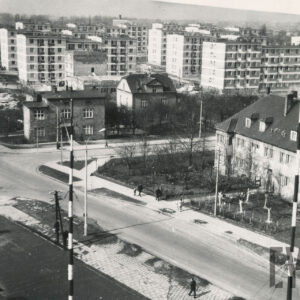 widok z lotu ptaka na skrzyżowanie ulic i osiedle bloków