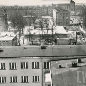 bloki mieszkalne i garaże z lotu ptaka, po prawej zadrzewiona ulica