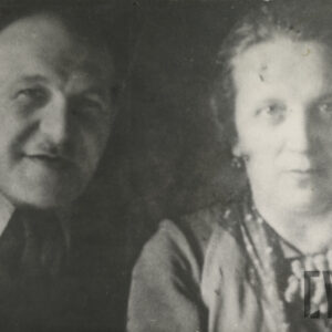 dwoje ludzi w średnim wieku, mężczyzna przyjaźnie obejmuje ręką kobietę