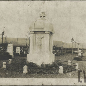 pomnik z figurą Chrystusa ukrzyżowanego zwieńczony imitacją krzyża żelaznego, wokół nagrobki