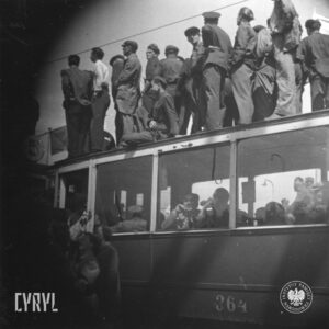 duża grupa ludzi stojąca na dachu tramwaju oraz siedząca wewnątrz wagony