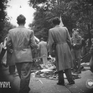 grupa ludzi przy rozbitych elementach urządzenia