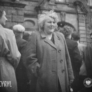 grupa ludzi stoi przed budynkiem