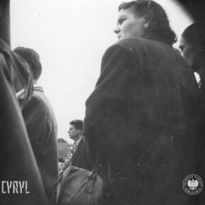 grupa ludzi ujętych od pasa w górę, na pierwszym planie kobieta