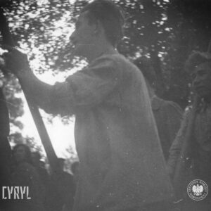 grupa młodych mężczyzn ujętych od pasa w górę, dwóch mężczyzn trzyma w rękach drzewce, na których prawdopodobnie powiewają flagi