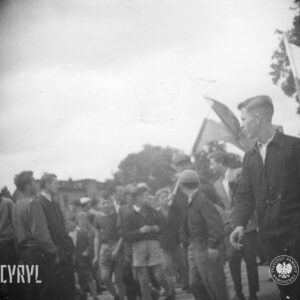 grupa ludzi zgromadzona na ulicy