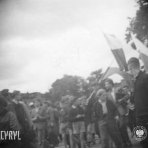 grupa ludzi zgromadzona na ulicy