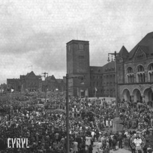 tłum ludzi stoi przed okazałym budynkiem