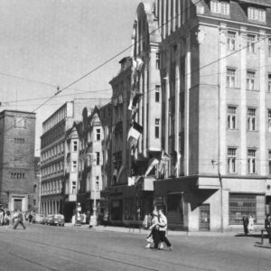 skrzyżowanie ulic, przy ulicy wysokie budynki