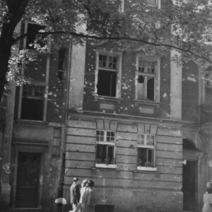 kamienica ze śladami ostrzału