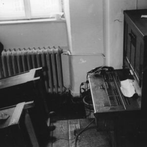 wnętrze biura, przewrócone biurko, z prawej centralka telefoniczna
