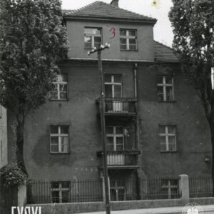 ogrodzona, trzypiętrowa willa miejska