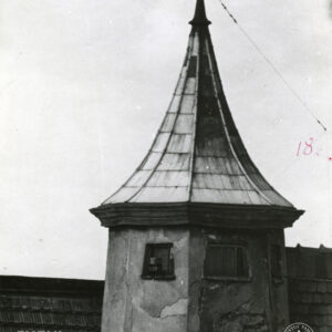 wieżyczka na dachu kamienicy zakończona spiczastym hełmem