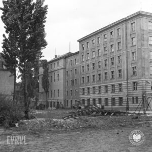 kilkupiętrowy budynek, z lewej drzewo