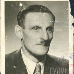 mężczyzna w średnim wieku, pozujący do fotografii w garniturze