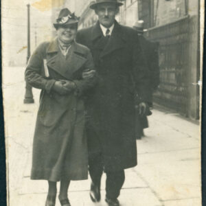 elegancko ubrani mężczyzna i kobieta w czasie spaceru na ulicy