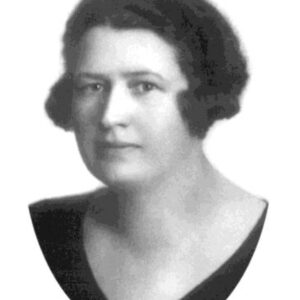 elegancko ubrana kobieta w średnim wieku pozująca do fotografii