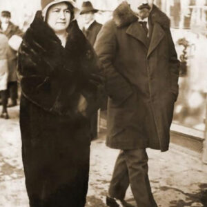 kobieta i mężczyzna w średnim wieku, ubrani w grube płaszcze; kobieta nosi kapelusz, a mężczyzna czapkę