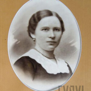 młoda, odświętnie ubrana kobieta pozująca do fotografii