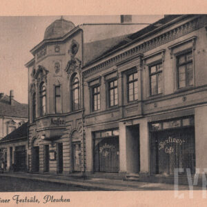 kamienica  z klasyczną fasadą i oknami witrynowymi; w oknach napisy w języku niemieckim