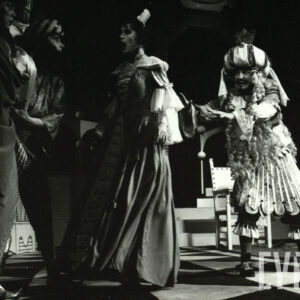 Scena zbiorowa spektaklu Mieszczanin szlachcicem Moliera w Teatrze Polskim w Poznaniu