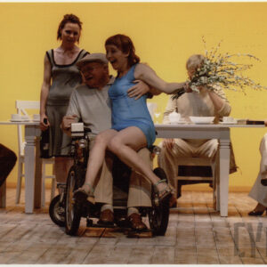 Jakub Papuga, Ewa Szumska, Włodzimierz Kłopocki, Barbara Prokopowicz, Roland Nowak i Teresa Kwiatkowska w spektaklu Mewa Antoniego Czechowa w Teatrze Polskim w Poznaniu