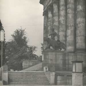 Portyk i monumentalne schody prowadzące do Opery im. Stanisława Moniuszki (dzisiaj Teatr Wielki im. Stanisława Moniuszki)