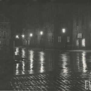 Fragment północnej pierzei Starego Rynku w nocnej scenerii, z prawej wlot ul. Wronieckiej