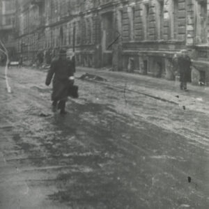 Ulica w śródmieściu Poznania po zakończeniu walk o miasto w 1945 roku