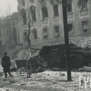Wrak radzieckiego działa samobieżnego SU-152 przed zniszczonym gmachem Dyrekcji Kolei przy Wałach Zygmunta Starego (dzisiaj Al. Niepodległości)