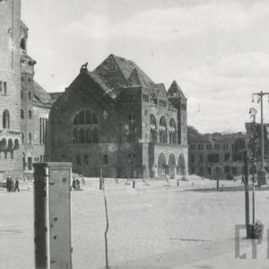 Zniszczony w czasie walk o Poznań dawny Zamek Cesarski w czasie wojny przebudowany na siedzibę Hitlera, w głębi wypalony budynek dawnej intendentury wojskowej (rozebrany w 1948 roku)