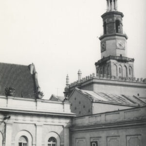 Fragment budynku Odwachu na Starym Rynku odbudowany po zniszczeniach wojennych, w głębi wieża ratusza