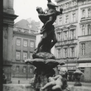 Fontanna Prozerpiny na Starym Rynku, w głębi fragment północnej pierzei