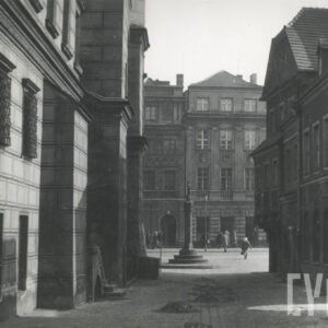 Ulica Różany Targ na Starym Rynku, z lewej fragment południowej elewacji ratusza, u wylotu pręgierz