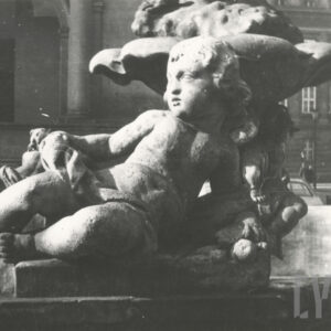 Putto, jedna z rzeźb na basenie Fontanny Prozerpiny na Starym Rynku