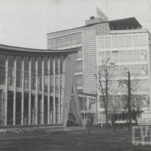 Teren Międzynarodowych Targów Poznańskich, z lewej pawilon nr 17, w głębi nr 15, tzw. wieżowiec, pomiędzy nimi niewielki pawilon nr 16
