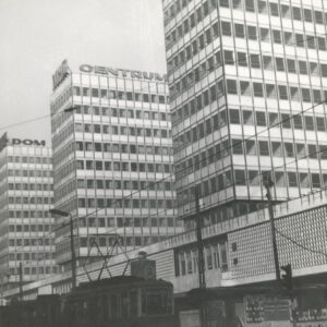 Wieżowce powstałe w czasie pierwszego etapu budowy Domów Towarowe Centrum (Alfa) przy ul. Czerwonej Armii (dzisiaj ul. Święty Marcin)