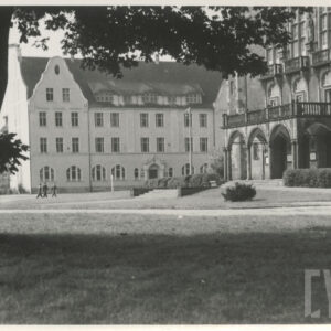 Fragment wschodniej elewacji z wejściem do Auli Uniwersyteckiej (z prawej), w głębi budynek Państwowej Wyższej Szkoły Muzycznej (dzisiaj Akademia Muzyczna im. Ignacego Jana Paderewskiego)