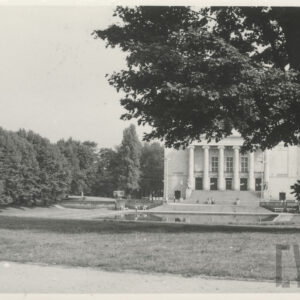 Opera im. Stanisława Moniuszki (dzisiaj Teatr Wielki im. Stanisława Moniuszki), przed nią park z sadzawką (dzisiaj Park Mickiewicza)