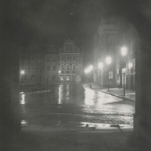 Fragment Starego Rynku w nocnej scenerii, na wprost kamienica nr 84 na rogu ul. Zamkowej (od 1978 roku siedziba Muzeum Literackiego Henryka Sienkiewicza)
