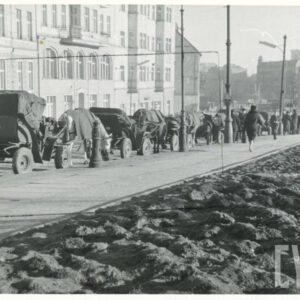 Dorożki zaparkowane wzdłuż ul. Walki Młodych (dzisiaj ul. Podgórna)