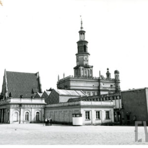 Zabudowa śródrynkowa na Starym Rynku z Odwachem i modernistyczną Galerią Arsenał, w głębi ratusz