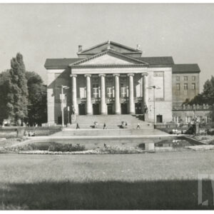 Opera im. Stanisława Moniuszki (dzisiaj Teatr Wielki im. Stanisława Moniuszki), przed nią park z sadzawką (dzisiaj Park Mickiewicza)