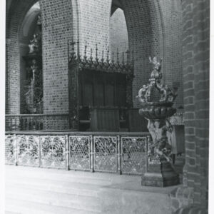 Fragment prezbiterium w katedrze z gotyckimi stallami i barokową chrzcielnicą przeniesioną w 1955 roku do katedry z kościoła św. Andrzeja Boboli w Miliczu