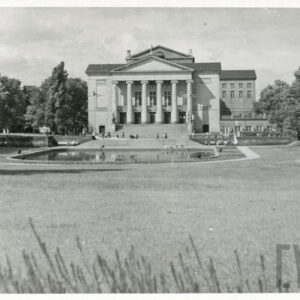 Opera im. Stanisława Moniuszki (dzisiaj Teatr Wielki im. Stanisława Moniuszki), przed nią park z sadzawką (dzisiaj Park Mickiewicza)