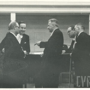 Stefan Bolesław Poradowski (w środku) z muzykami kwartetu smyczkowego w Auli Państwowej Wyższej Szkoły Muzycznej (dzisiaj Akademia Muzyczna im. Ignacego Jana Paderewskiego)