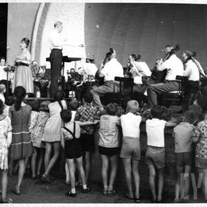 Koncert w muszli koncertowej w Parku Kasprzaka (dzisiaj Park Wilsona)