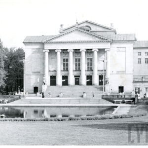 Opera im. Stanisława Moniuszki (dzisiaj Teatr Wielki im. Stanisława Moniuszki), przed nią park z sadzawką (dzisiaj Park Mickiewicza)