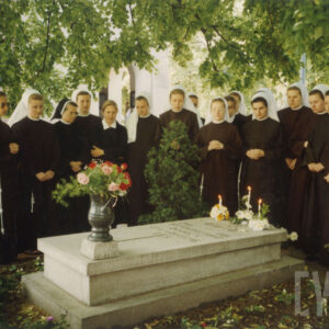 Siostry ze zgromadzenia serafitek nad nieistniejącym grobem błogosławionej siostry Sancji Szymkowiak na cmentarzu przy kościele św. Rocha (obecnie relikwie spoczywają w kościele św. Rocha w ołtarzu Najświętszego Serca Pana Jezusa)